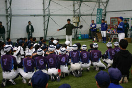 頑張ろう北悔道！札幌スタジアムで野球教室！元気な町の再生のためにご家族と一緒に頑張る子どもたち