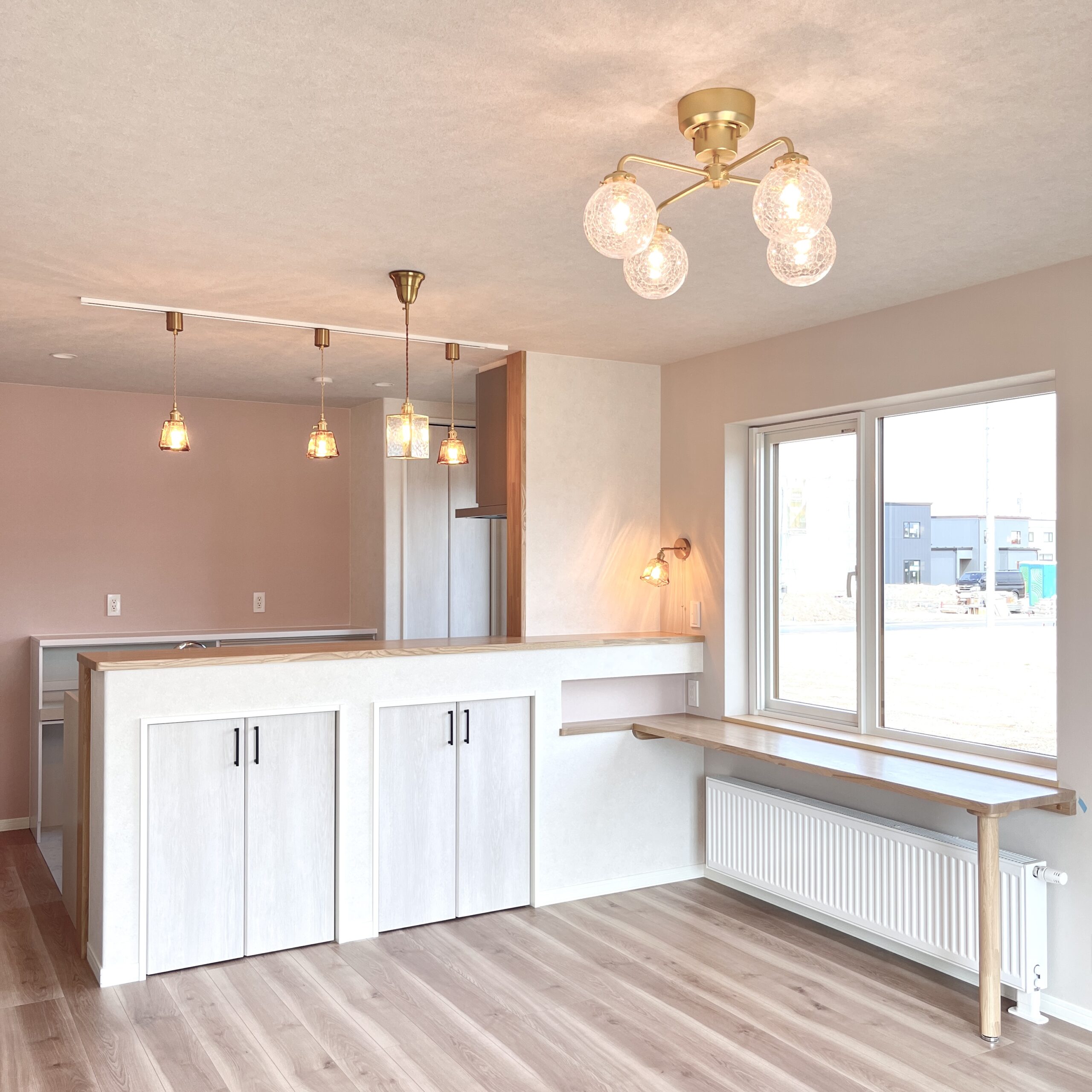 レトロ照明と淡色系クロスが織り成す 可愛らしいお家