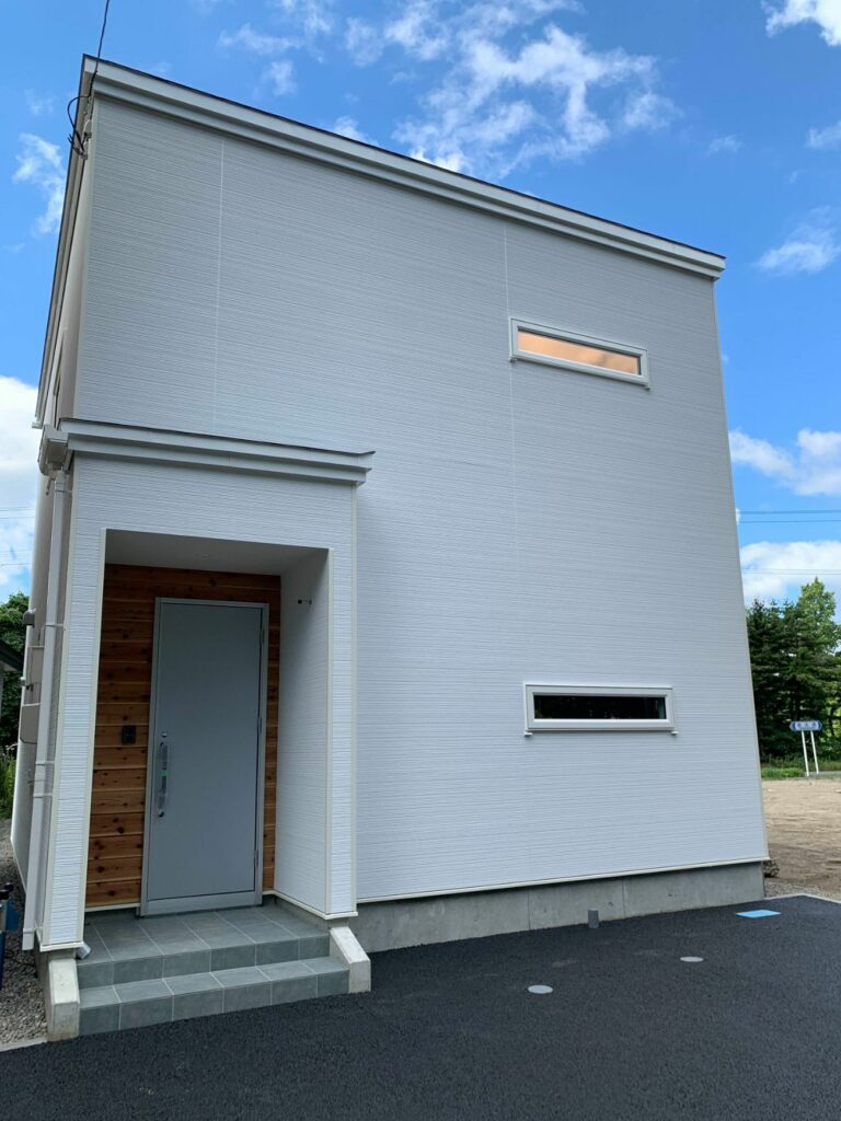 千歳市長都駅前に白を基調としたモデルハウス（建売住宅）誕生！