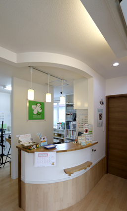 飼い主様がリラックスできる病院 丸い窓が特徴です。