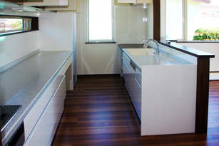 三つめは使い勝手の良いシステムキッチンです