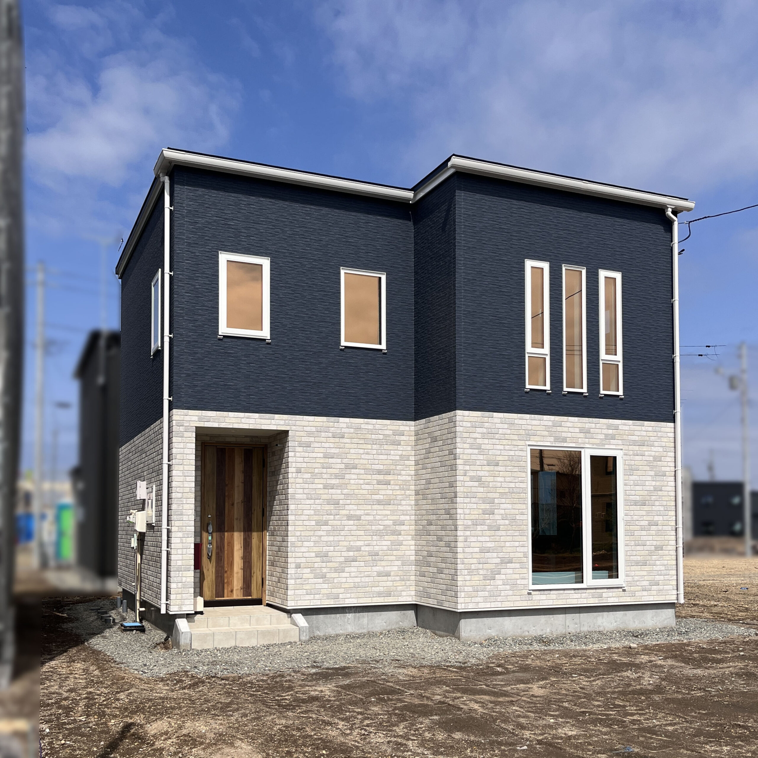 レトロ照明と淡色系クロスが織り成す  可愛らしいお家